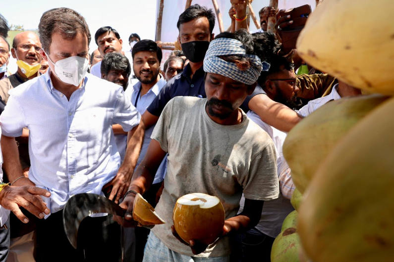 Rahul Gandhi pictured having tender coconut at a roadside shop at Nallurvilakku near Alangulam, Tamil Nadu