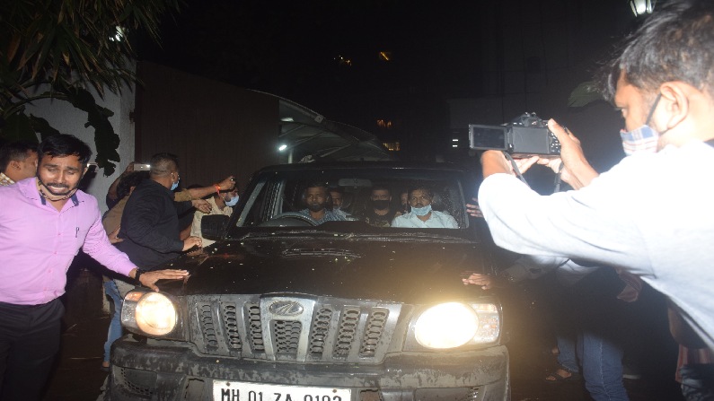 Police along with Raj Kundra leave Shilpa Shetty's Juhu residence